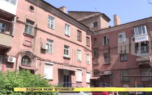 Жилой дом в Мариуполе трещит по швам