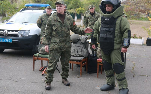 Школьники под Мариуполем примерили 30-килограммовый взрывозащитный костюм (ФОТО)