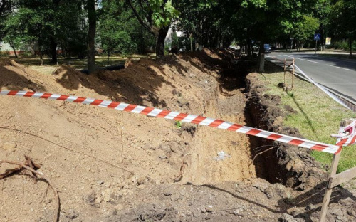 Возле памятника жертвам фашизма в Мариуполе разрыли тротуар (ФОТО)