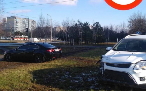 В Мариуполе водитель авто выехал на «встречку» и попал в ДТП
