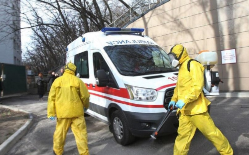 В Украине за сутки резко выросло число заболевших COVID-19, умерло более 400 человек