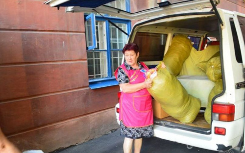 Мариупольцы помогают друг-другу одеждой, обувью и школьными принадлежностями (ФОТО)