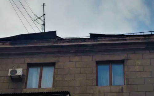 «Крышу срывает»: в Мариуполе ветер повредил металлоконструкции на 15-метровой высоте