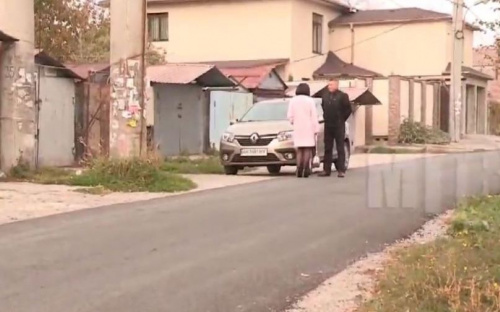 В частном секторе Мариуполя заасфальтировали разбитую дорогу