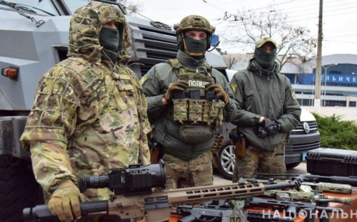 Мариупольцам показали полицейскую технику и оружие в честь Дня защитников и защитниц