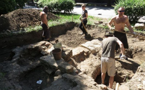 Артефактов и ценных находок в Театральном сквере Мариуполя не обнаружено