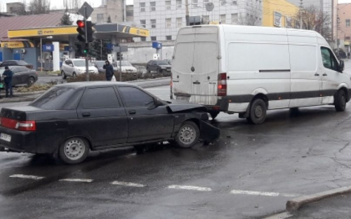 ДТП возле отделения полиции в Мариуполе: столкнулись легковушка и микроавтобус (ФОТО)
