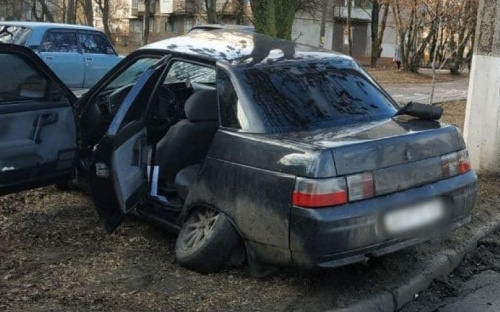 В Мариуполе автомобиль въехал в дерево (ВИДЕО + ДОПОЛНЕНО)