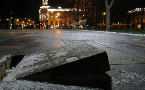 В центре Мариуполя начали разбирать новый тротуар (ФОТОФАКТ)