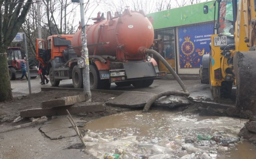 Порыв в центре Мариуполя привел к мини-потопу и оставил без воды часть домов (ФОТО)