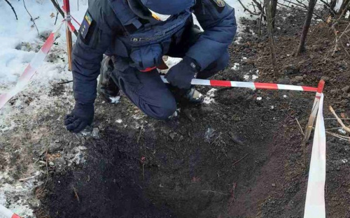 Возле здания школы на Донетчине обнаружили взрывоопасный предмет