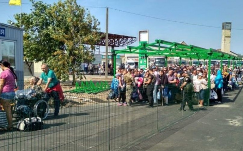 На КПВВ в Донбассе умер пенсионер: врачи боролись за его жизнь полчаса
