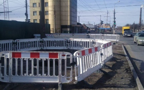Авария на коллекторе в центре Мариуполя: когда отремонтируют сети и есть ли угроза подтопления домов?