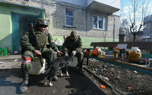Зрізають замки та оголошують «безхазяйним» - як росіяни привласнюють житло в окупованих містах