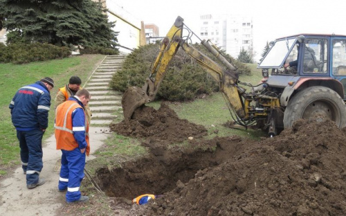 В Мариуполе вторые сутки устраняют повреждение магистрального трубопровода (ФОТОФАКТ)
