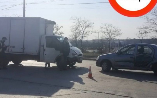 В Мариуполе легковушка врезалась в «Газель»