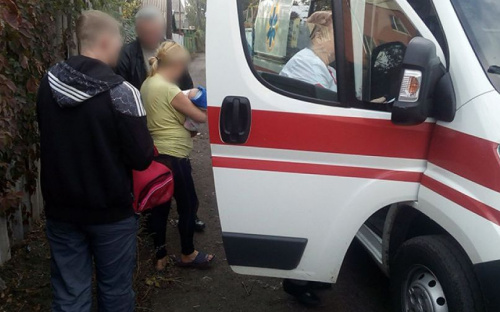 Полицейским и медикам в Мариуполе пришлось спасать двухмесячного ребенка от пьяной матери (ФОТО)