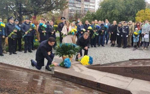 На митинге в центре Мариуполя поздравили защитников и защитниц Украины