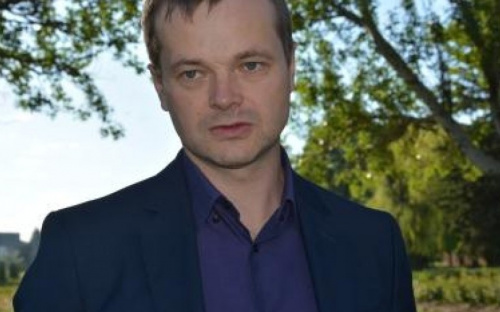 У сгоревшего горсовета в Мариуполе началась реконструкция Административной площади (ФОТО)