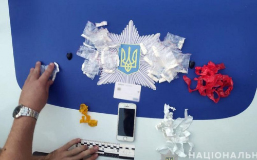 В Мариуполе на горячем взяли закладчика с амфетамином