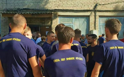 «Дайте нам право голоса»: Под Мариуполем препятствуют добровольному волеизъявлению громады села (ФОТО+ВИДЕО)