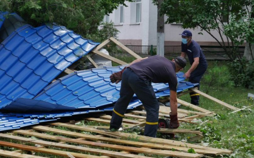 В Донецкой области ураганный ветер сорвал крыши с десятка домов, больницы и школы (ВИДЕО)