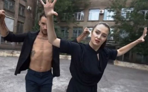 Высказывайся на  языке танца: в Мариуполе сняли клип на фоне Азовского моря и старых городских улиц