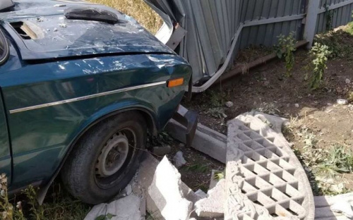 Череда ДТП в Мариуполе: пьяный водитель снес забор, два автомобиля столкнулись на перекрестке
