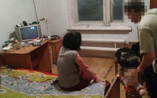У пьяных мариупольцев забрали полуторагодовалого малыша (ФОТО)