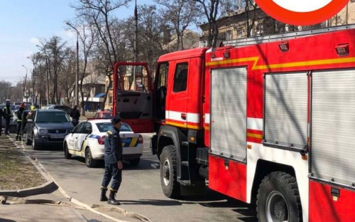 Железо «всмятку»: в Мариуполе «Kia» въехала в припаркованный автомобиль