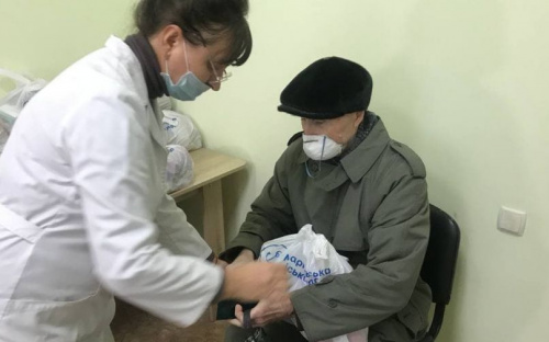В Мариуполе возобновили выдачу проднаборов жителям 70+. Раздали более 22 тонн продуктов