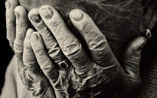 Мариупольчанка жестоко избила собственную мать: 80-летняя женщина – в больнице