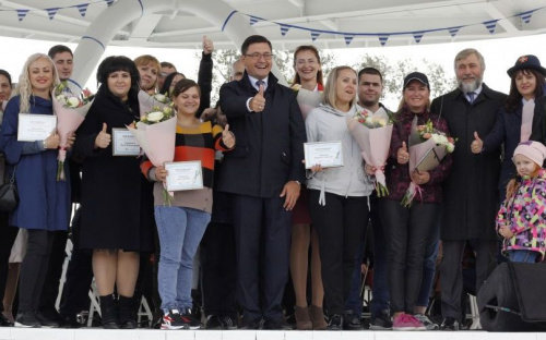 В Мариуполе на открытии обновленного парка имени Гурова раздавали ключи от квартир