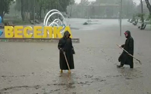Загадочные люди в черном спасают мариупольский парк «Веселка»