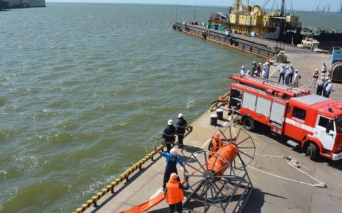 В Мариуполе учились ликвидировать темные пятна в море (ФОТО)