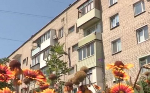 В Мариуполе жители двух многоэтажек полгода задыхаются от запаха канализации (ФОТО)