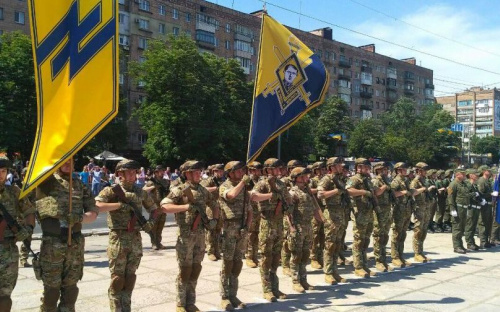 В центре Мариуполя прошел парад военной техники (ФОТО+ВИДЕО)