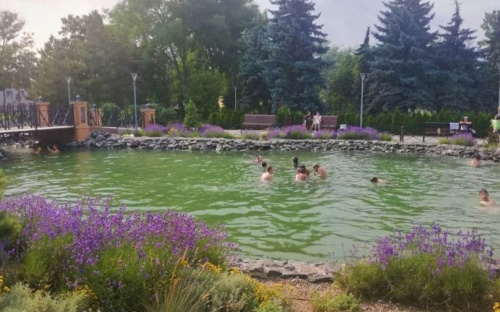 В пруду мариупольского парка «Веселка» плещутся дети