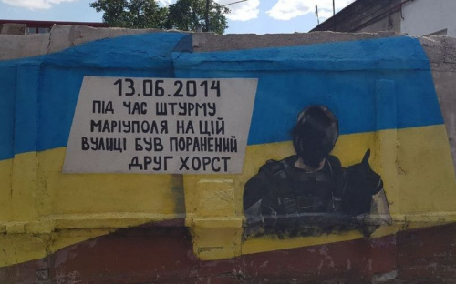 В Мариуполе повредили мурал в честь добровольца, освобождавшего город