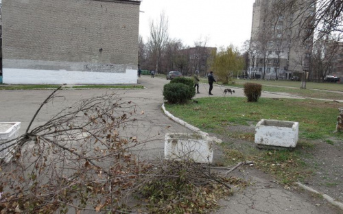 Мариупольцы в центре города строят баррикаду, чтобы обезопасить своих детей (ФОТО+ВИДЕО)