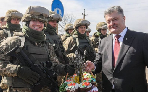 Порошенко передал защитникам Мариуполя куличи от первой леди (ФОТО)