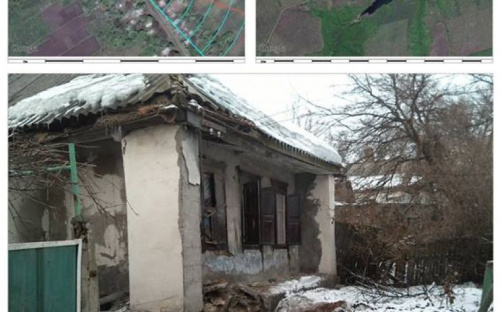 Жилой дом обстрелян из 120-мм миномета на Донбассе (ФОТО)