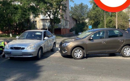 В Мариуполе на трамвайных путях не поделили дорогу Daewoo и Renault