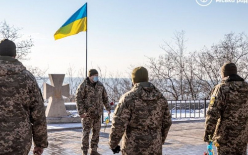 Память защитников Донецкого аэропорта почтили в Мариуполе