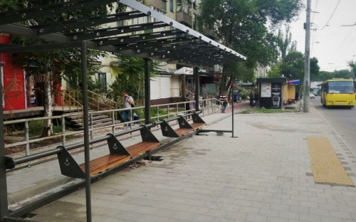 «Остановка на миллион». В Мариуполе появляются новые павильоны ожидания общественного транспорта
