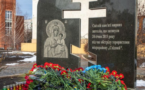 В Мариуполе молитвой и звуком сирен почтили память жертв обстрела «Восточного»