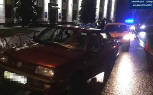 Пьяный водитель протаранил металлическое ограждение на театральном кольце в Мариуполе