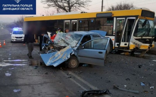 Жуткое ДТП в Мариуполе: легковушка врезалась в коммунальный автобус. Погиб водитель