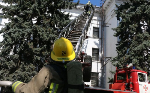 «Пожар» в театре Мариуполя: как проходили учения в самом узнаваемом здании города (ФОТО+ВИДЕО)