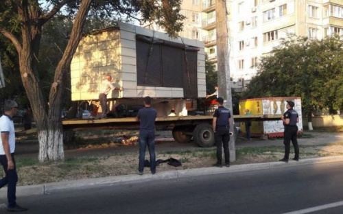 На улицах Мариуполя за неделю стало меньше на 6 киосков (ФОТО)